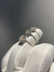 Anillo de Compromiso de Moissanita • Anillo de Diamante de Moissanita de Corte Redondo de 3.5 Ct • Anillos con Acabado en Oro Premium • Corte Catedral + Correa Oculta - Product Image 5