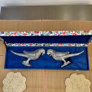 PAR DE LOROS DECORATIVOS DE METAL BAÑADOS EN PLATA, PEQUEÑOS, CON CAJA DE TERCIOPELO - Product Image 2