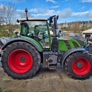 Tracteur moderne Fendt 720 à quatre roues motrices, développé pour offrir des performances puissantes, un service fiable et une utilisation agricole durable. - Product Image 1