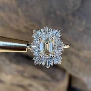 Anillo de Compromiso con Diamantes Cultivados en Laboratorio, Corte Esmeralda, Halo de Baguette, Oro Sólido de 10K, Anillo de Lujo para Propuesta de Matrimonio - Product Image 4