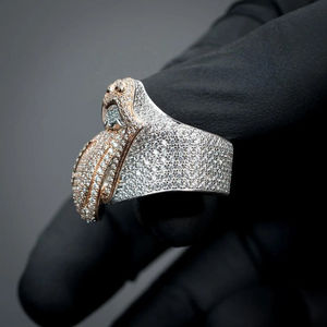 Anillo de Cóctel de Lujo en Oro de 18K con Diamantes Redondos en Pavé, Diseño de Labios, Joyería Unisex para Fiestas - Product Image 2