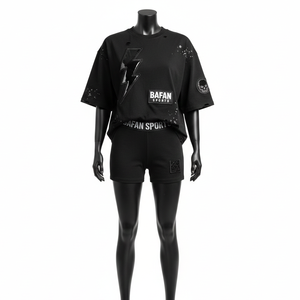 Ensemble t-shirt et short en coton lourd et polyester pour femme, style streetwear, avec patch brodé personnalisé, 100% coton. - Product Image 1