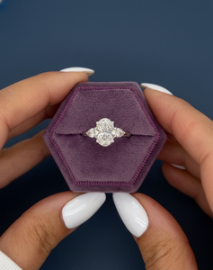 Anillo de Diamante Ovalado Cultivado en Laboratorio de 2.50CT con Piedras Laterales en Forma de Pera, Oro Amarillo de 14K, VVS2, Certificado IGI, Anillo Personalizado al por Mayor - Product Image 1