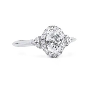 Anillo de Promesa con Halo de Diamantes Cultivados en Laboratorio, Piedra Central Ovalada y Piedras Laterales Redondas, en Plata de Ley 925 y Oro de 10K/14K, Venta al Por Mayor - Product Image 2