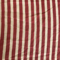 Tissu en coton imprimé à la main – Motif à rayures verticales rouges et blanches, textile indien