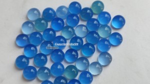 พลอยแคลเซโดนีสีน้ำเงินธรรมชาติเกรดพรีเมียม ทรงกลม 12 มม. แบบคาโบชอง หลังแบน เรียบเนียน พลอยอาเกตสีน้ำเงินแบบหลวม ขายส่งจำนวนมากสำหรับทำเครื่องประดับ - Product Image 3