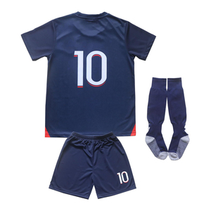 Une usine OEM produit des uniformes de football personnalisés en polyester par sublimation, avec logo personnalisé et couleurs vives, pour l'exportation en gros. - Product Image 3