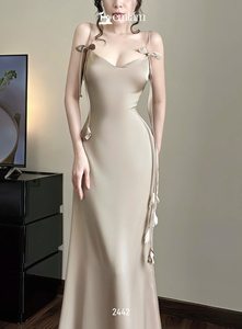 Robe longue en satin pour femme, col en V, avec bretelles florales artisanales, vente en gros ET2442 - Product Image 3