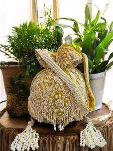 Bolso Potli de Seda Verde Menta Hecho a Mano con Bordado de Perlas y Borlas, Forma Redonda para Coleccionables de Arte - Product Image 6
