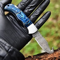 Couteau pliant artisanal en acier Damas avec lame à pointe arrondie, manche en bois bleu et étui en cuir