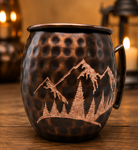 Taza de Cobre Martillado Negro Mate Artesanal, Taza de Lujo para Moscow Mule, Elegante Diseño Grabado de Montañas y Bosques, Taza Pura - Product Image 4