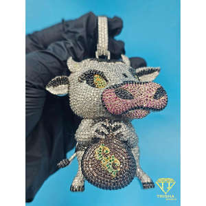 Pendentif de dessin animé taureau serti de diamants avec sac à argent en argent sterling 925, charme de luxe en diamant moissanite hip-hop - Product Image 1