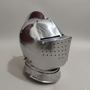 Casco de Caballero Medieval con Acabado Pulido, Bascineta de Hierro con Visera, Armadura para Reenactment, Listo para Batalla, Guerrero con Diseño Troquelado Navideño - Product Image 1