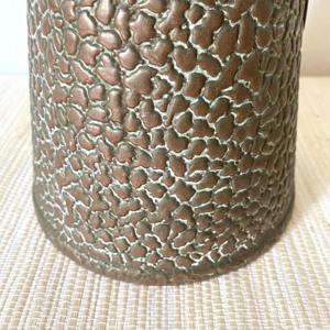 Jarra de cobre martillado con acabado antiguo y asa larga, perfecta para servir agua y para ocasiones especiales, venta al por mayor desde India. - Product Image 4