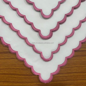 Serviettes carrées en coton blanc 18x18 pouces personnalisables en gros, broderie festonnée rose, écologiques pour mariages, événements et décoration intérieure - Product Image 2