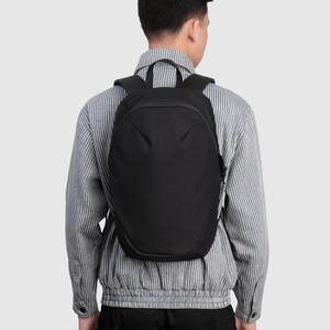 Mochila Minimalista Ligera, Unisex, Multifuncional, con Cierre de Cremallera, Negra, Hecha en Vietnam - Product Image 6