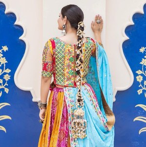 Lehenga Choli en soie multicolore de créateur pour femmes, avec travail de miroirs et dupatta |   Vêtements de fête et de soirée - Product Image 5