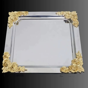 Bandeja Metálica Cuadrada de Lujo con Acabado Plateado y Diseño Floral Dorado en las Esquinas para Decoración de Mesa de Recepción de Invitados y Regalos - Product Image 1
