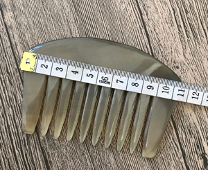 Peignes en corne gravés à la main sur mesure, fabriqués à partir de cornes de buffle naturelles, idéaux pour les magasins d'accessoires capillaires à la revente - Product Image 3