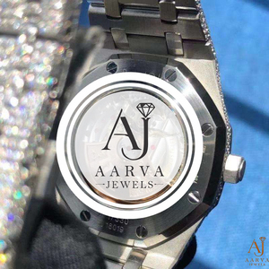 Montre classique de luxe pour homme avec boîtier tonneau incrusté de diamants en quartz, bracelet en acier inoxydable et lunette en cristal saphir, analogique - Product Image 3