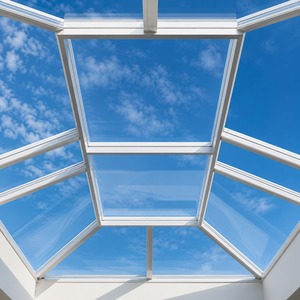 Lanterne de toit en verre géométrique moderne avec cadre en aluminium blanc, système d'éclairage naturel pour les intérieurs résidentiels - Product Image 2
