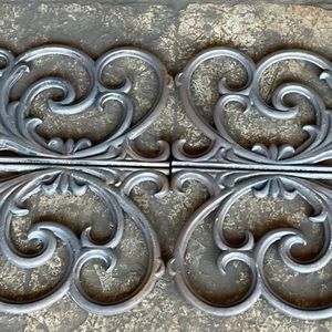 Panel de escalera tradicional de hierro con diseño floral en volutas, accesorio ornamental duradero para escaleras e interiores atemporales. - Product Image 5