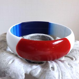 Brazalete de Resina Epoxi, Joyería de Moda Contemporánea Hecha a Mano, Elegante Accesorio de Resina, Artesanía Moderna - Product Image 1