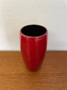 Jarrón de Cerámica Rojo Rubí Impresionante con Forma Cónica Alta, Acabado Brillante y Acento Audaz para Decoración Interior Moderna - Product Image 4