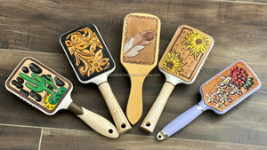 Brosse à cheveux rustique Chic manche en cuir usiné pour Glam sans effort véritable peigne à cheveux en cuir artisanal accessoires de cheveux cadeau pour elle - Product Image 3