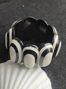 Accessoires de mode pour filles faits à la main, design antique noir et blanc, pour les fêtes, par Universal Overseas - Product Image 3