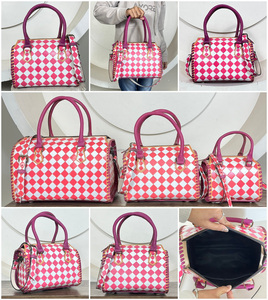Nueva Llegada, Lindas Bolsas de Viaje Tipo Duffel Medianas de Cuero Genuino con Diseño a Cuadros Rosa y Blanco, en Oferta, para Mujer - Product Image 3