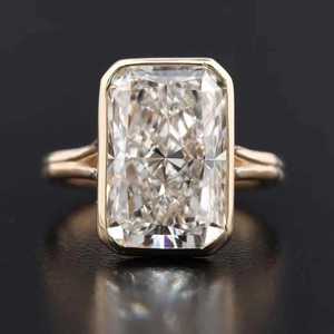 BEST SELLER Bague de fiançailles et de mariage en or jaune 14 carats avec diamant de laboratoire taille radiant 4 carats, certifié IGI, E VVS2, sertissage clos de luxe - Product Image 1