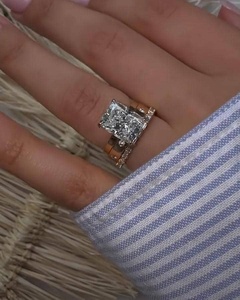 Bagues de fiançailles 5 carats de diamant de laboratoire taille coussin étincelant serti à griffes, pour demande en mariage et mariage, avec alliances de 2 mm, en or massif 14K 18K, vente en gros - Product Image 2
