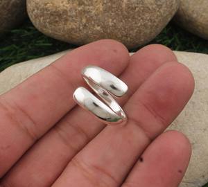 แหวนเงินแท้ 925 ดีไซน์คลาสสิคแบบ Bypass เรียบหรู ขัดเงา ปรับขนาดได้ แหวนเปิดวงแหวน สำหรับงานแต่งงาน งานปาร์ตี้ เครื่องประดับสำหรับผู้หญิง - Product Image 2