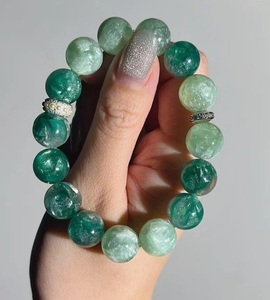 Bracelet élégant en résine fait main avec finition brillante, accessoire de mode pour femmes modernes - Product Image 3