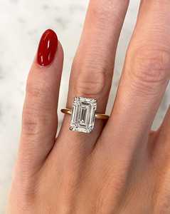 Bague de fiançailles solitaire en or massif 14k 18k avec émeraude de 5 carats et diamant de laboratoire, à griffes et tige droite, pour demande en mariage et anniversaire - Product Image 5
