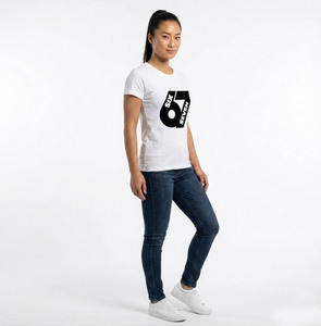 เสื้อยืดแขนสั้นสีขาวสำหรับผู้ชาย Six Seven พิมพ์ลายโลโก้สีดำ คอกลม ทรงลำลอง ผ้าฝ้าย ความยาวปกติ - Product Image 4