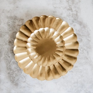 Plato de Metal Dorado con Borde de Pétalos y Diseño Acanalado Texturizado para Servir Alimentos, Dulces, Aperitivos, Eventos y Decoración de Mesa - Product Image 4