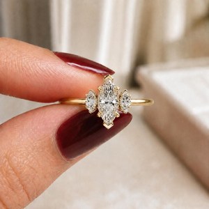 แหวนเพชร U And Me Lab Grown Diamond 2.01 กะรัต ทรงมาร์คีส์ ประดับเพชรสามเม็ด ตัวเรือนทองคำแท้ 14K ของขวัญสุดหรูสำหรับงานปาร์ตี้ - Product Image 2