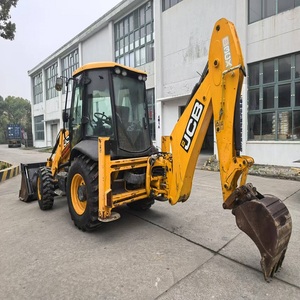 Chargeuse-pelleteuse JCB 3CX puissante pour travaux de terrassement, adaptée à la construction, au maintenance routier, aux travaux de drainage et aux excavations. - Product Image 2