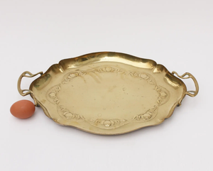 Plateau doré festonné charmant avec gravure délicate sur le thème des roses, idéal pour un service sûr et pratique, disponible au prix de gros. - Product Image 6