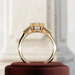 Bague en or avec trois diamants de laboratoire taille coussin de 2 carats, design élégant, certification IGI, clarté VVS, pour femme - Product Image 5