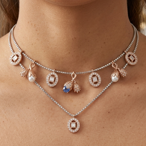 Magnifique collier superposé en or rose 18 carats orné de breloques pavées, de perles et d'une pendentif turquoise éclatant. Élégant et raffiné - Product Image 2
