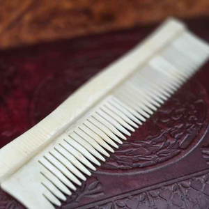 Peine Redondo de Hueso Pulido Ecológico para Todo Tipo de Cabello, Artesanía Natural - Product Image 3