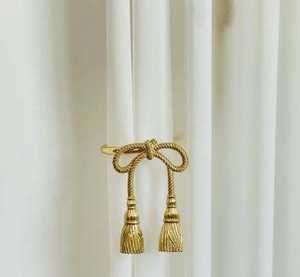 ที่รัดผ้าม่านแบบโมเดิร์น Bold Blossom ทำจากทองเหลืองแท้ ผลิตด้วยวิธี Lost Wax Casting แข็งแรง ทนสนิม เป็นมิตรกับสิ่งแวดล้อม อุปกรณ์ตกแต่งผ้าม่าน - Product Image 2