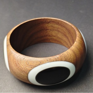 Bracelet en bois tourné à la main à profil large avec incrustation audacieuse en résine monochrome - Style ethnique contemporain, bracelet écoresponsable - Product Image 2