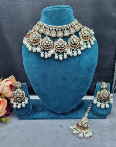 Collier élégant à motif Chandbali avec boucles d'oreilles et mangtika pour femmes, ensemble de bijoux ethniques traditionnels pour réceptions, fabriqué par un fabricant. - Product Image 2
