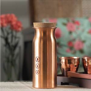 Bouteille d'eau en cuivre avec bouchon en liège, design minimaliste, vaisselle portable pour usage domestique - Product Image 1