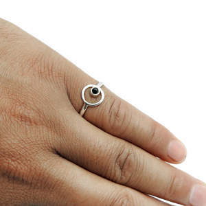 แหวนพลอยออนิกซ์สีดำทรงกลมแบบพิเศษ ตัวเรือนเงินแท้ 925 แหวนหมั้นทำมือ ประดับพลอยประจำเดือนเกิด เครื่องประดับโบฮีเมียนสุดหรู - Product Image 4