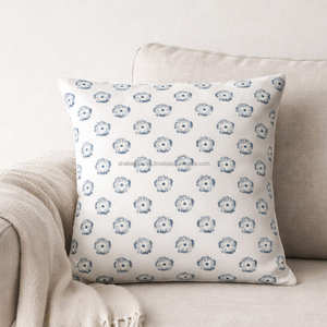 Housse de coussin décorative ivoire à motifs floraux micro-imprimés à la main, style contemporain pour la maison - Product Image 5